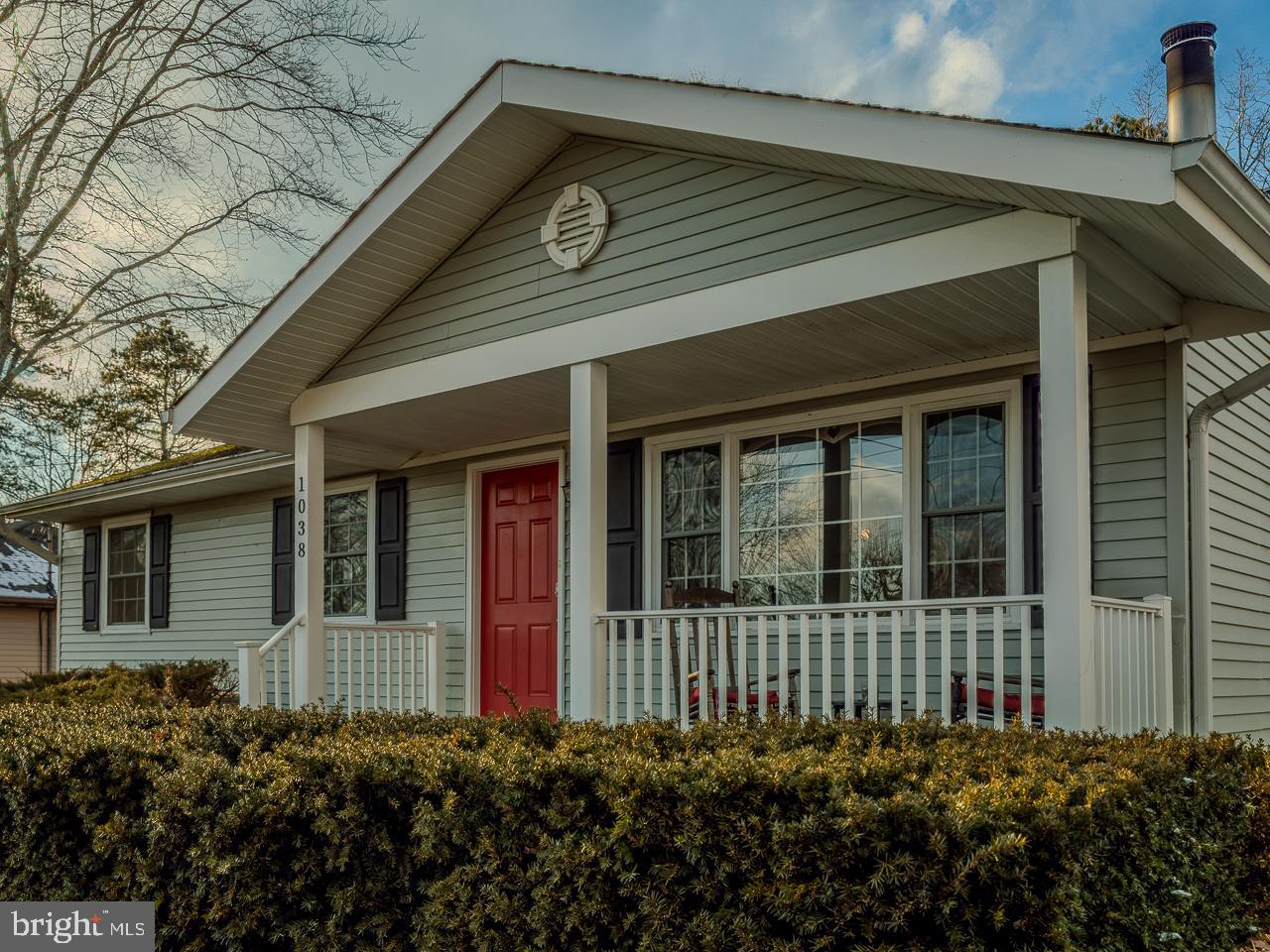 1038 WHITECAP AVENUE