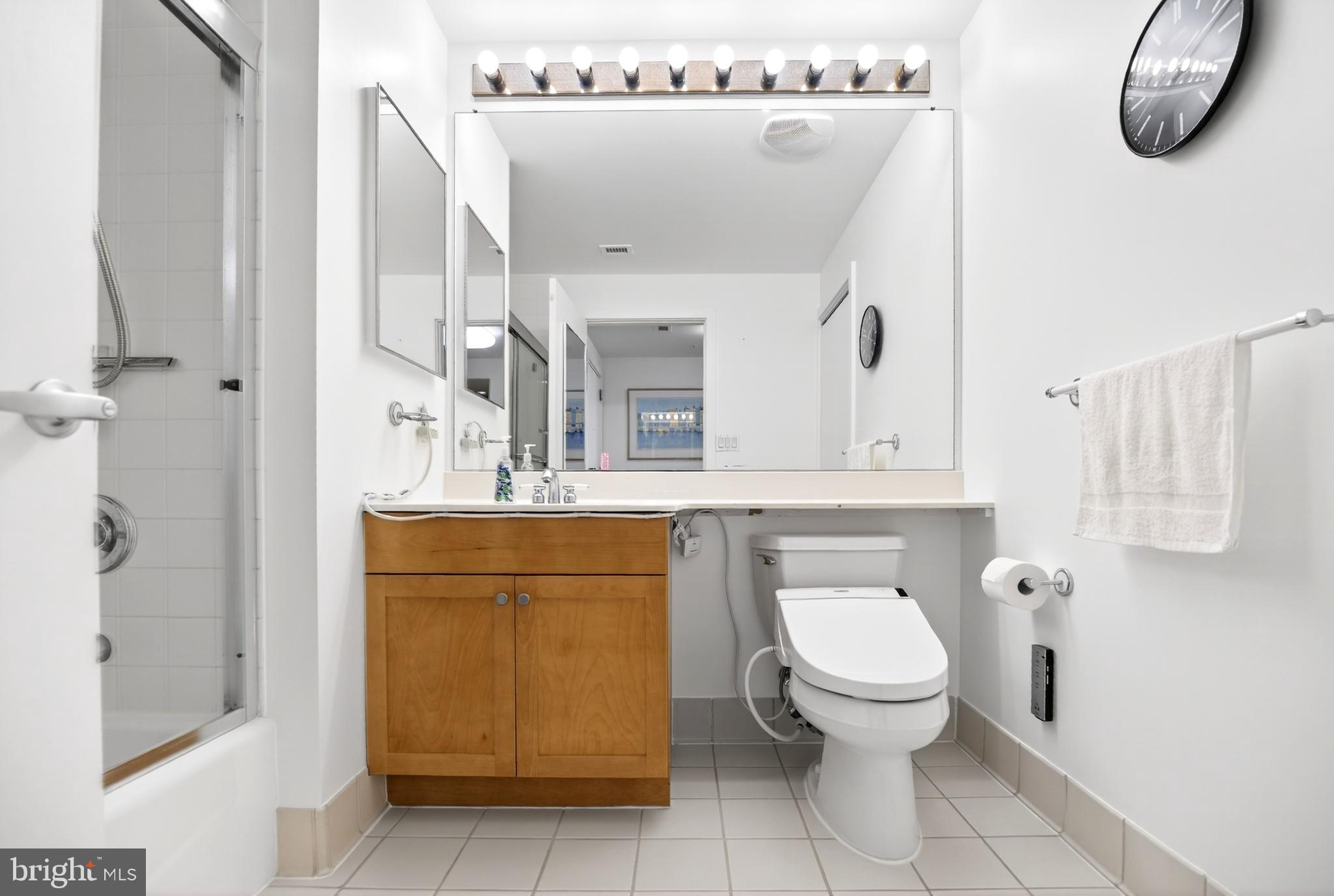 QUEEN VILLAGE - Residential