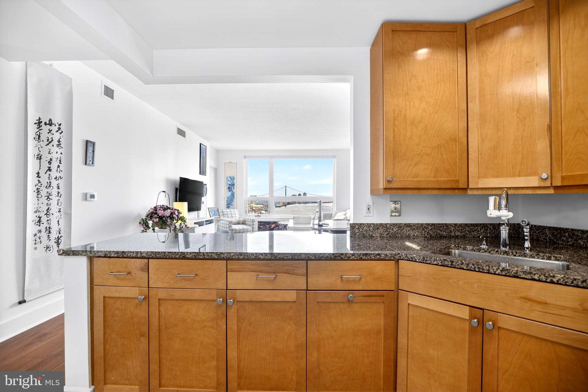 QUEEN VILLAGE - Residential