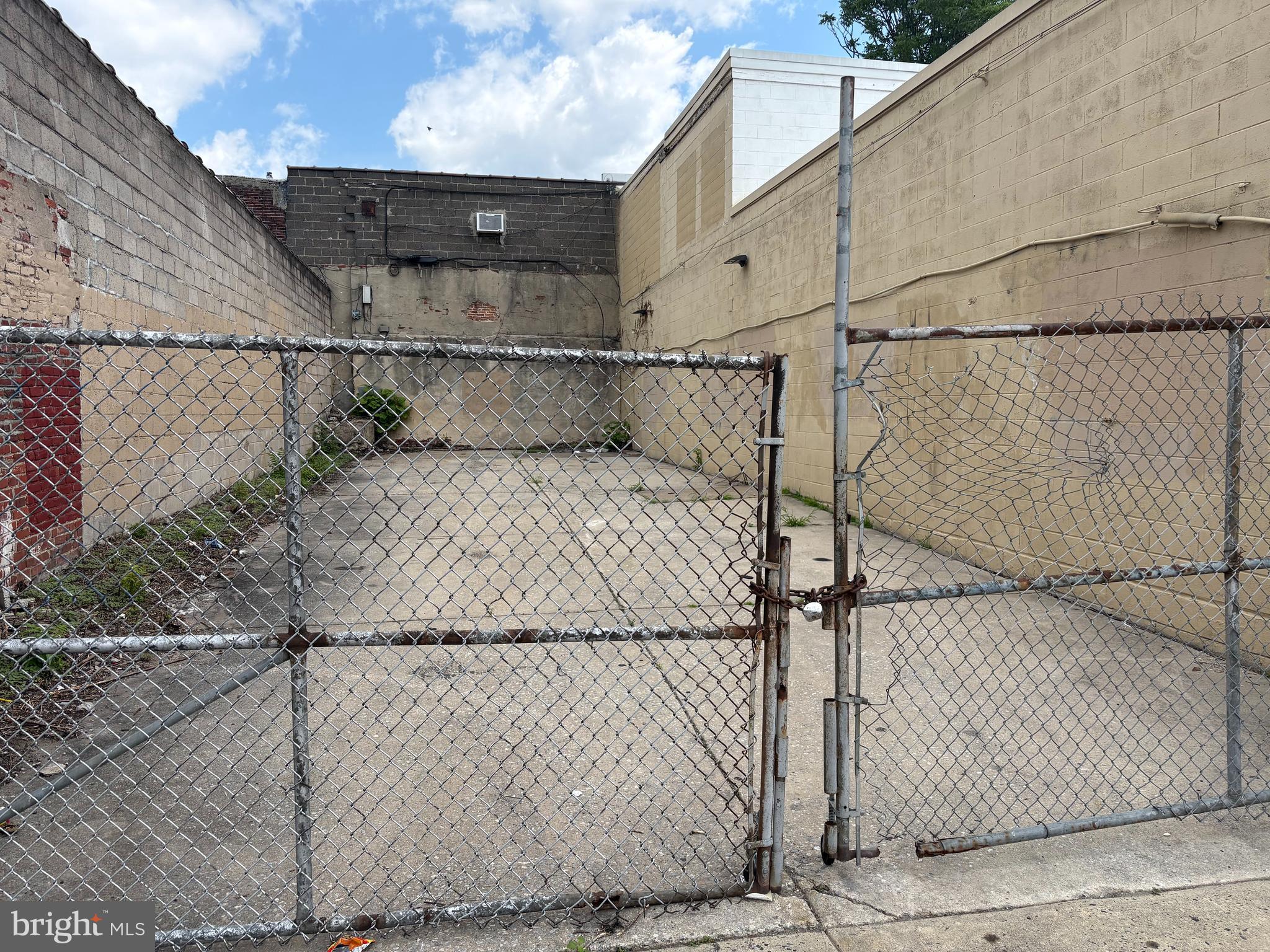 2201 W CAMBRIA STREET