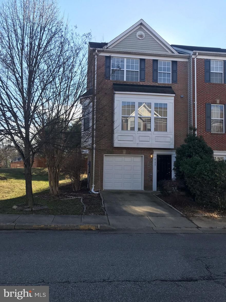 Immaculately kept end unit townhouse in the sought after Kingsview Subdivision. One car garage, hardwood floors, double sinks, tub, huge master bedroom closet! Other two rooms are great size. Gas stove, Sunken formal living room. Backyard as a park like setting, great views from all three levels.