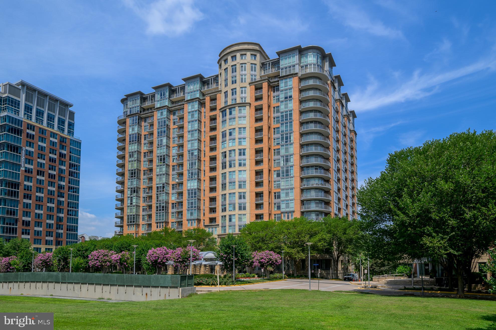 Price just reduced --Welcome to sophisticated living at One Park Crest, where comfort meets style in this beautifully maintained and newly renovated 2-bedroom, 2-bathroom condo with southeastern views from your private balcony.
Step into a sun-drenched space featuring new wide-plank white oak flooring throughout and an open-concept layout ideal for entertaining. The gourmet kitchen is a showstopper—featuring marble countertops and backsplash, a waterfall-edge island with under-cabinet LED lighting and seating for four, GE Café stainless steel appliances, and abundant cabinetry.
The living and dining areas flow seamlessly onto the balcony—perfect for your morning coffee or evening wind-down.
Retreat to the spacious primary suite, offering a large walk-in closet and a luxurious ensuite bath with a walk-in shower, separate soaking tub, and elegant double basin vanity. The second bedroom also features an ensuite bath, generous closet space, and a stackable washer/dryer discreetly tucked inside.
Resort-Style Amenities at One Park Crest:
•
