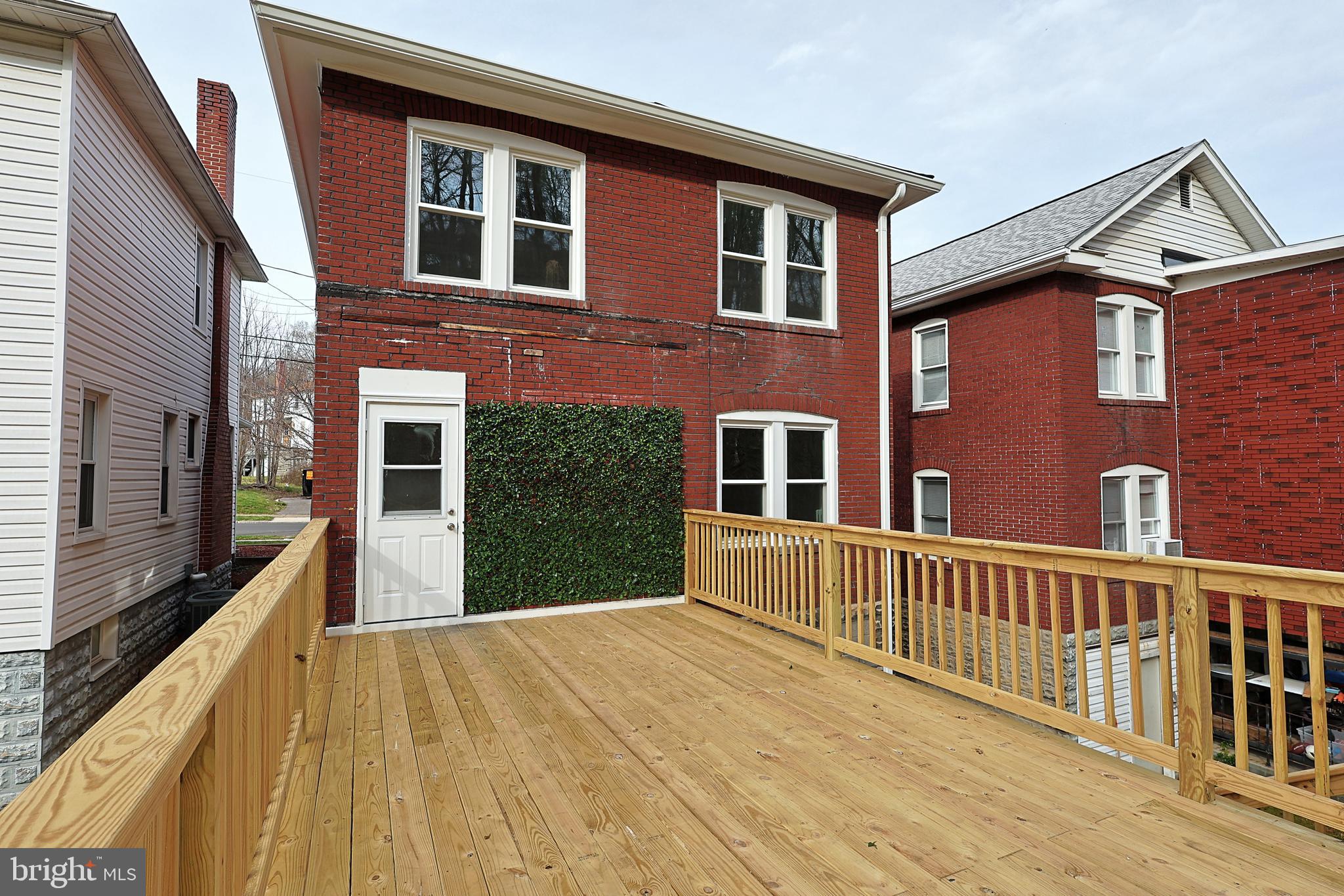 WEST SIDE - Residential