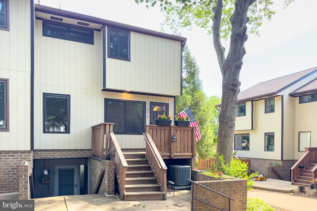 Photo of 1696 Westwind Way #134, MCLEAN, VA 22102 (MLS # VAFX2300168)