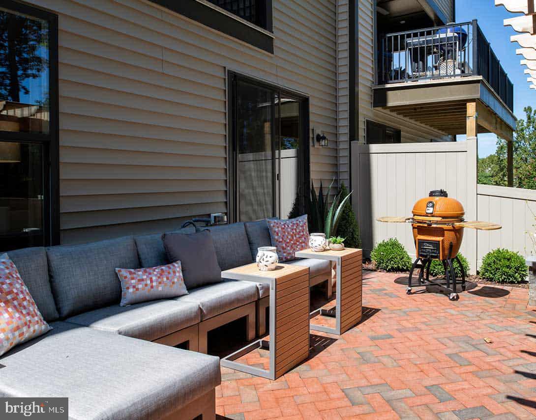 WEST OAKS CORNER - Residential Lease