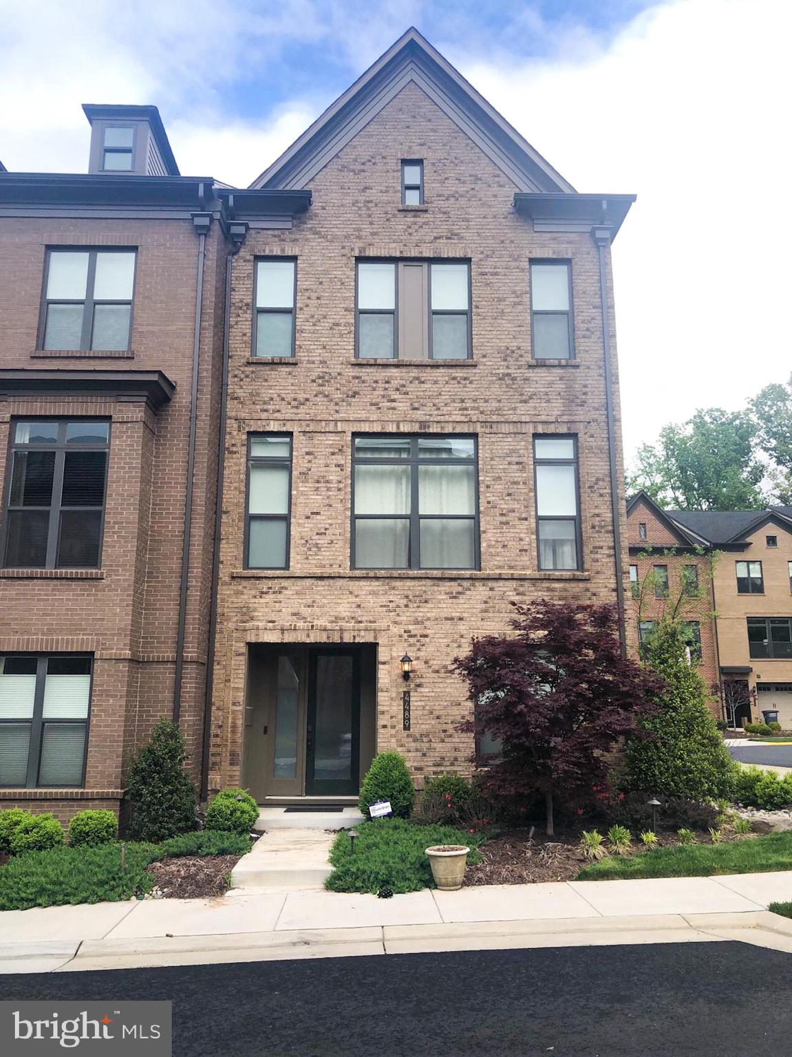 WEST OAKS CORNER - Residential Lease