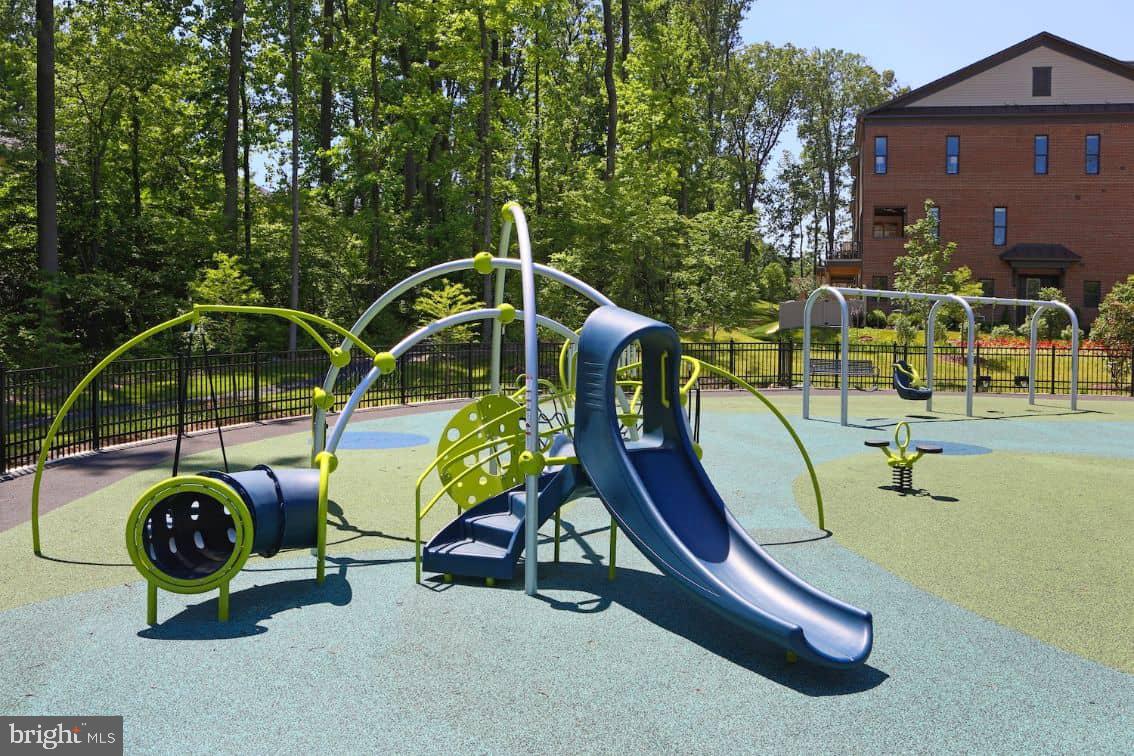 WEST OAKS CORNER - Residential Lease