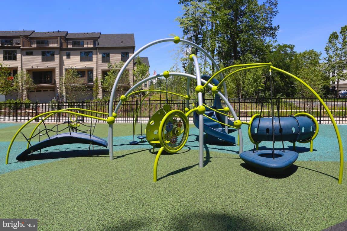 WEST OAKS CORNER - Residential Lease