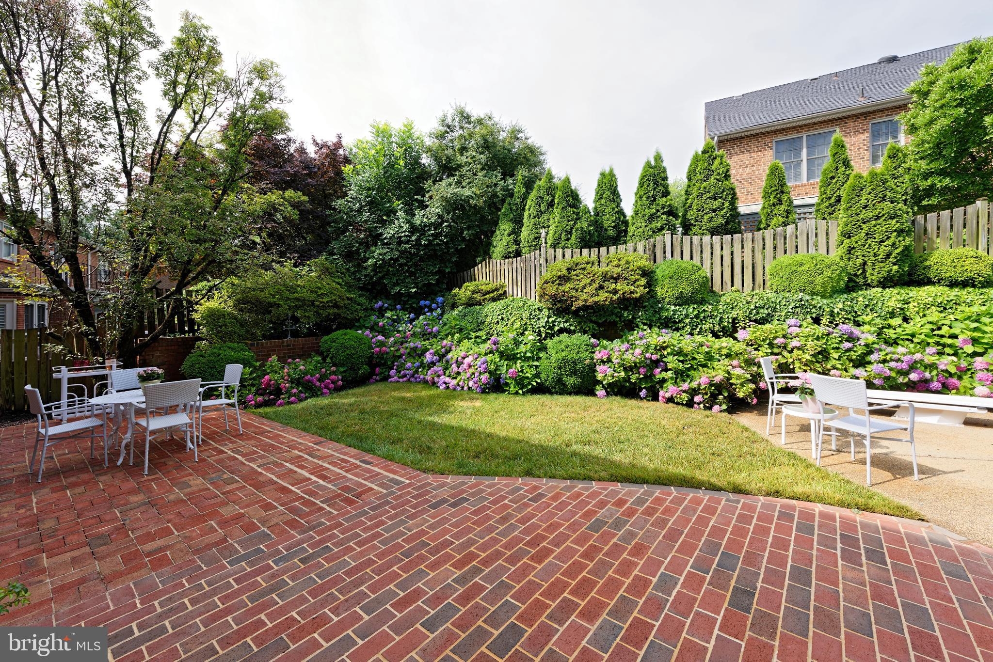 WINDSOR OAKS - Residential