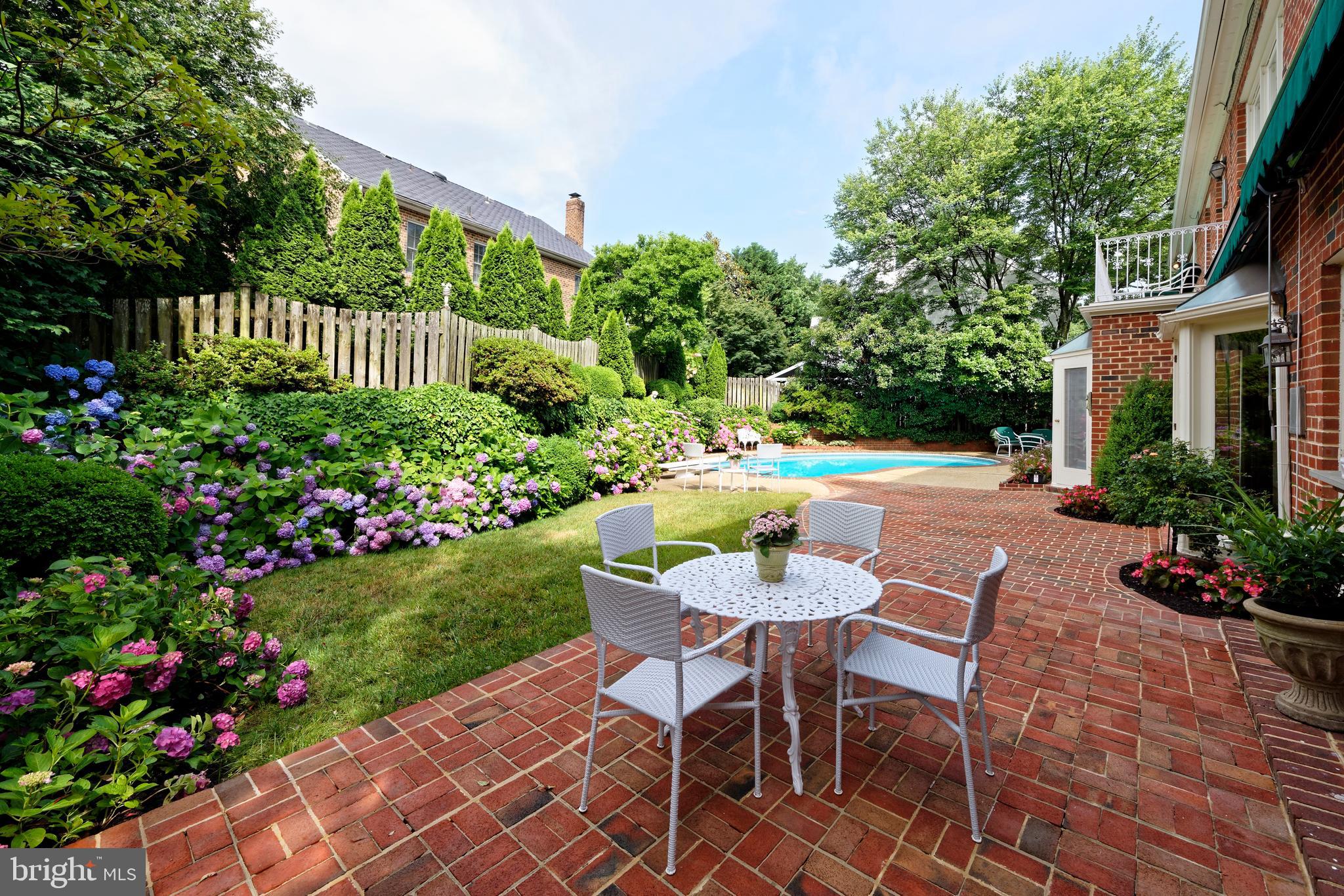 WINDSOR OAKS - Residential