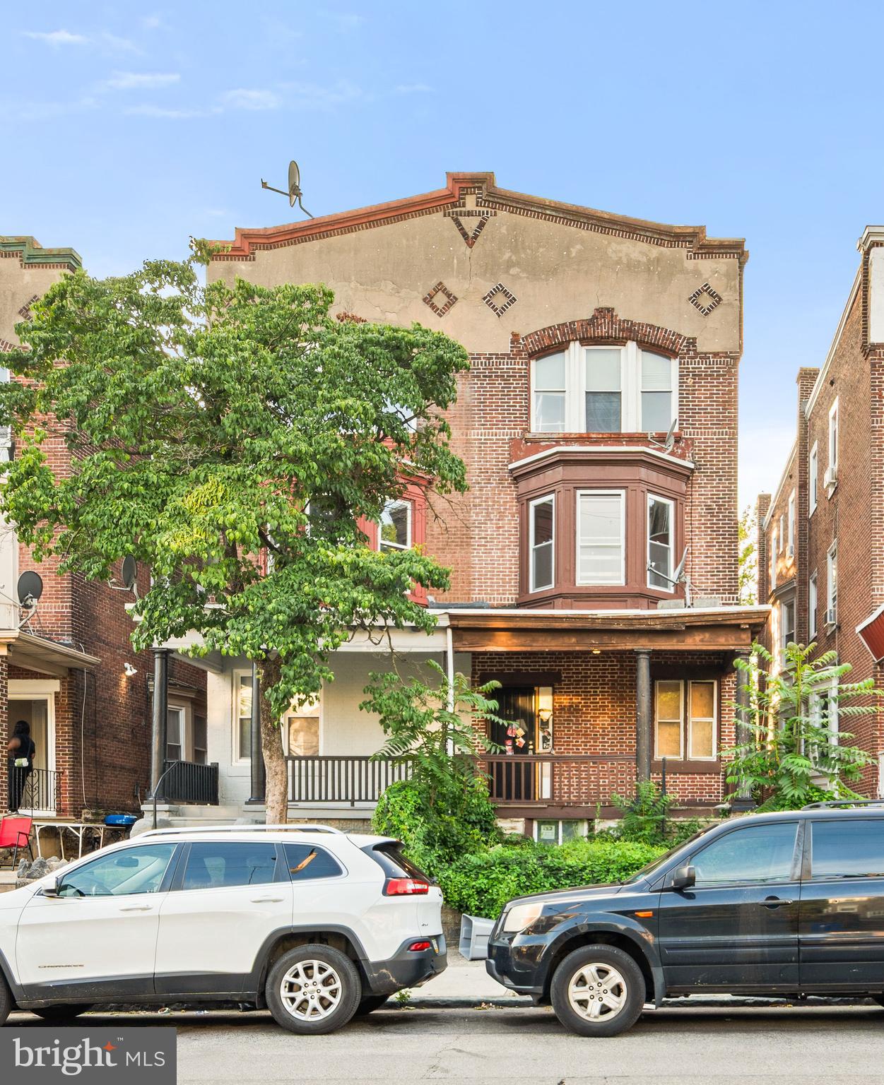 PRIME INVESTMENT OPPORTUNITY!!! Triplex w/ x3 2BD/1BTH units. Blank slate, perfect for an investor willing to put in some sweat equity. Buyer is responsible for U&O. Schedule your private tour today!!