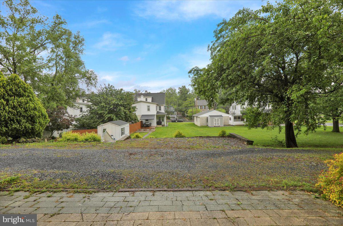 BROWNSTOWN - Residential