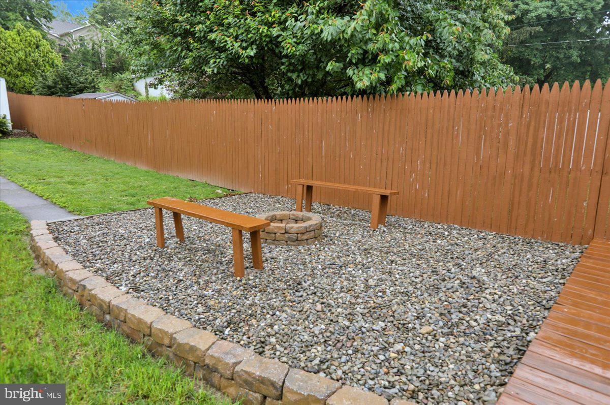 BROWNSTOWN - Residential