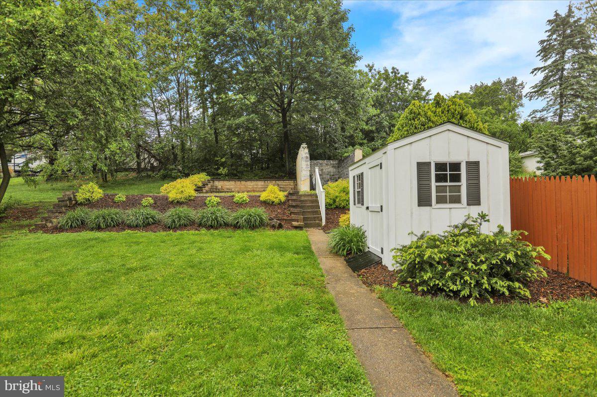 BROWNSTOWN - Residential