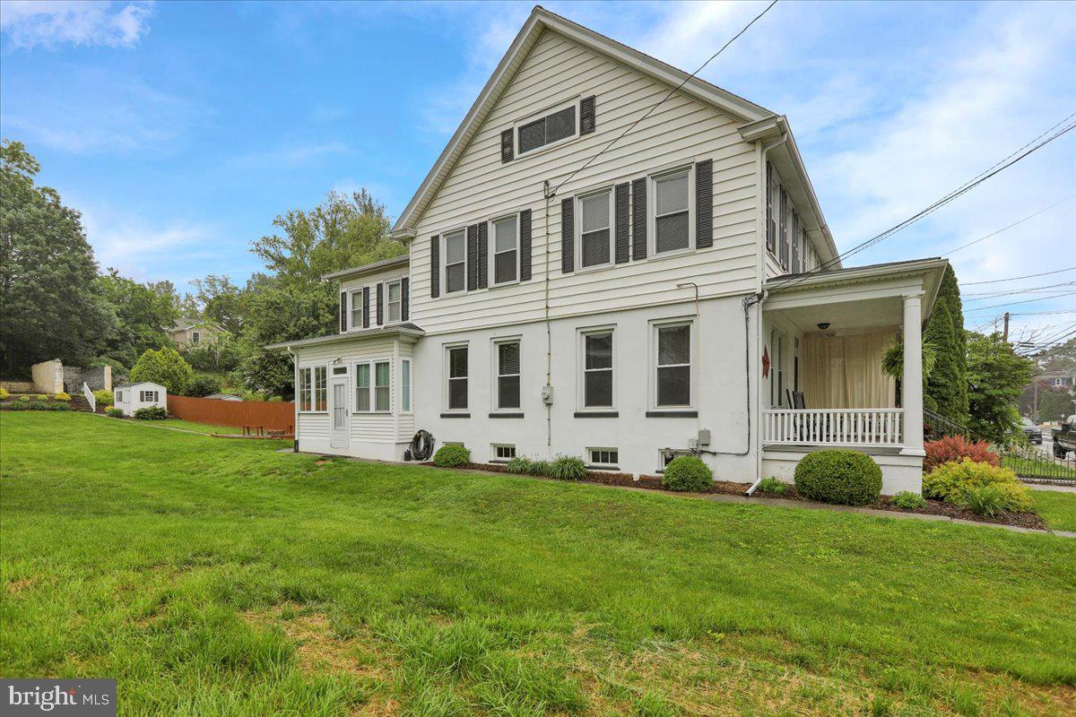 BROWNSTOWN - Residential