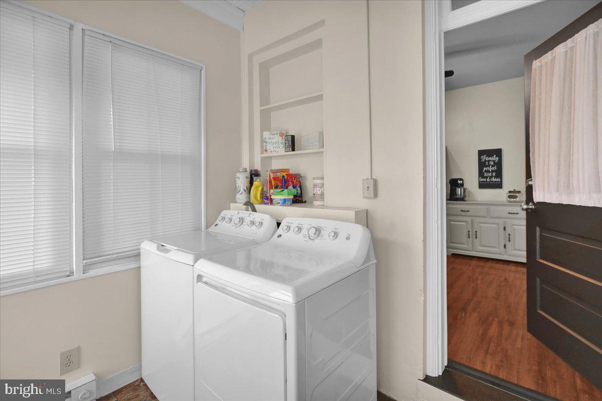 BROWNSTOWN - Residential