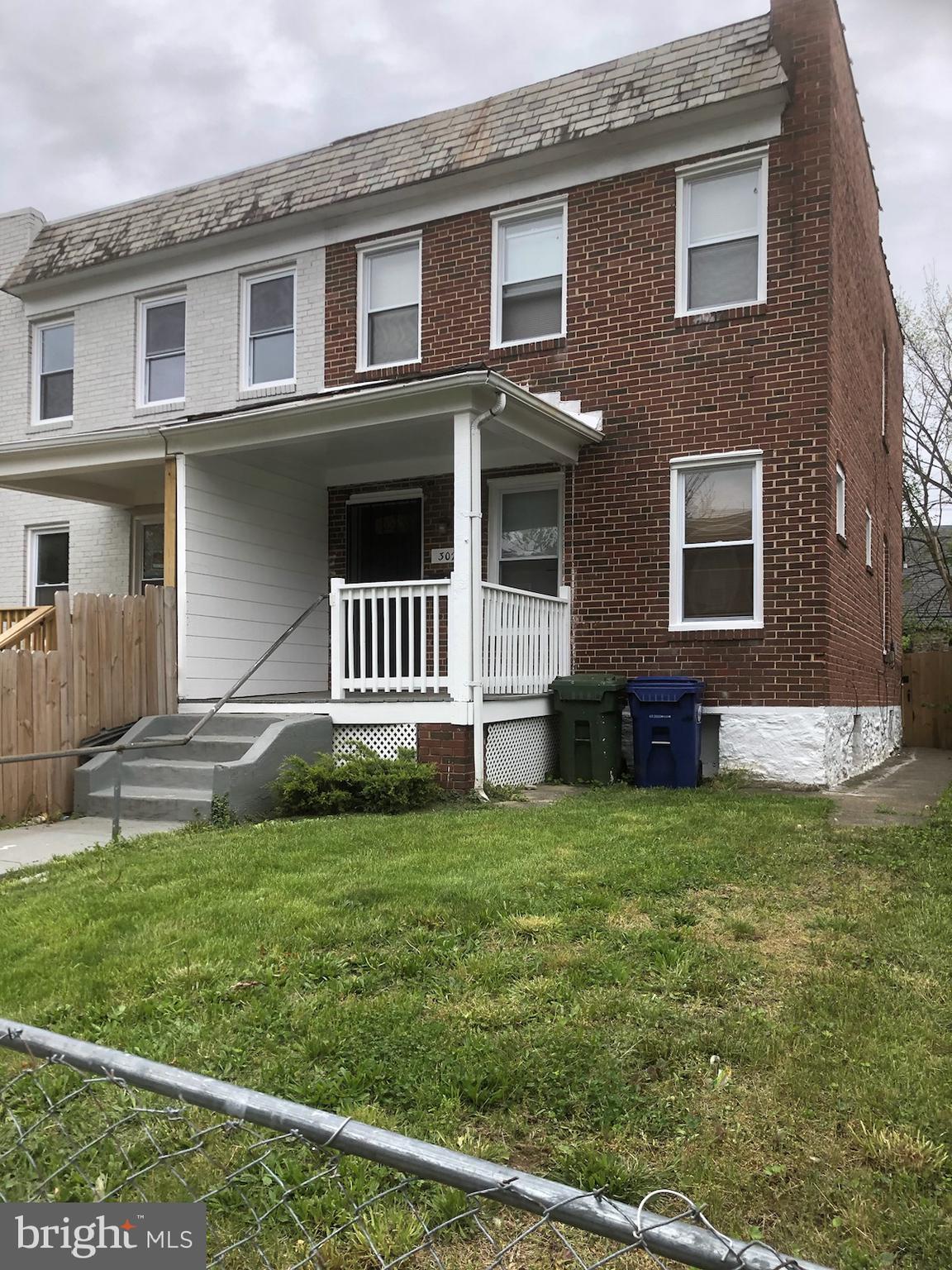 Summer Rental Special!! This cozy two level 2 bedroom one bath unit is on the upper level with eat in kitchen, recently painted and updated. Family room on the lower level. Clean and well maintained property with fenced front and backyard.
Conveniently located and a family oriented block.
Schedule a showing today. 24-hour application process.