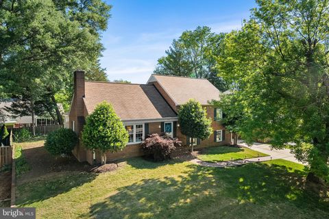 Photo of 914 Waynewood Boulevard, ALEXANDRIA, VA 22308 (MLS # VAFX2308208)