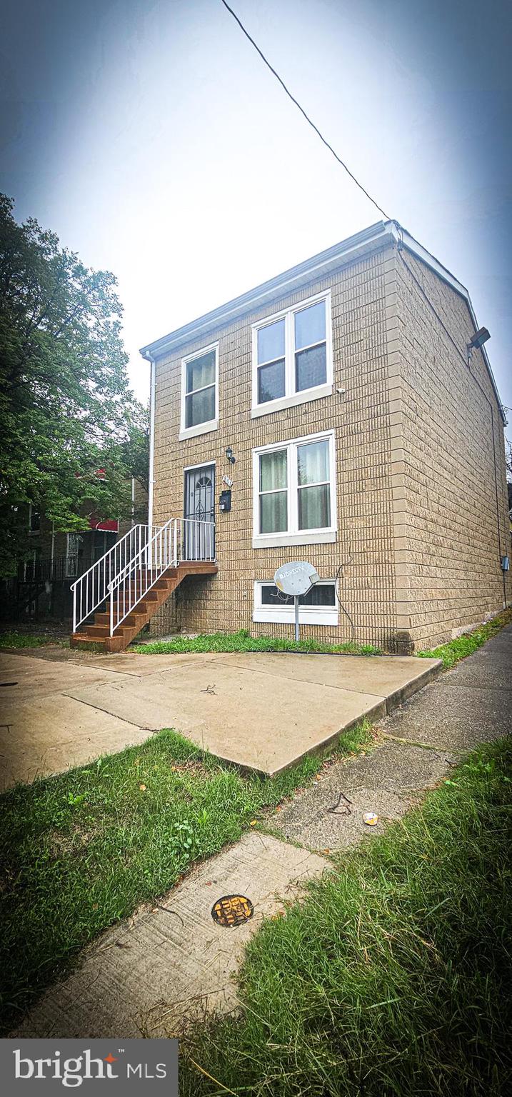 Nicely renovated row house with hard wood floors throughout the 1st level, beautiful kitchen cabinets with granite counter tops, stainless steel appliances, dishwasher, microwave, CENTRAL AIR, WASHER & DRYER IN THE UNIT. Fully finished basement that can serve as a bedroom or simply game room. The home is secured with a security system and cameras. CLOSE to JOHN HOPKINS HOSPITAL. assigned parking and more...