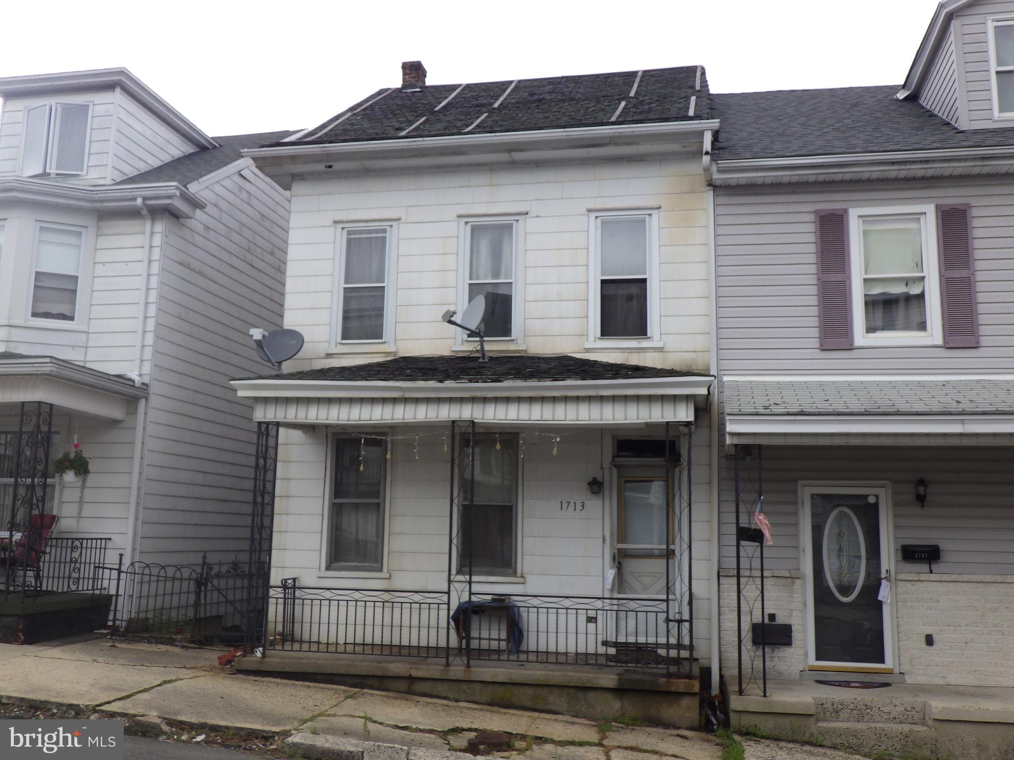*** INVESTOR ALERT** 4 bedrooms, 2 bathrooms. New roof. Will need to be renovated.