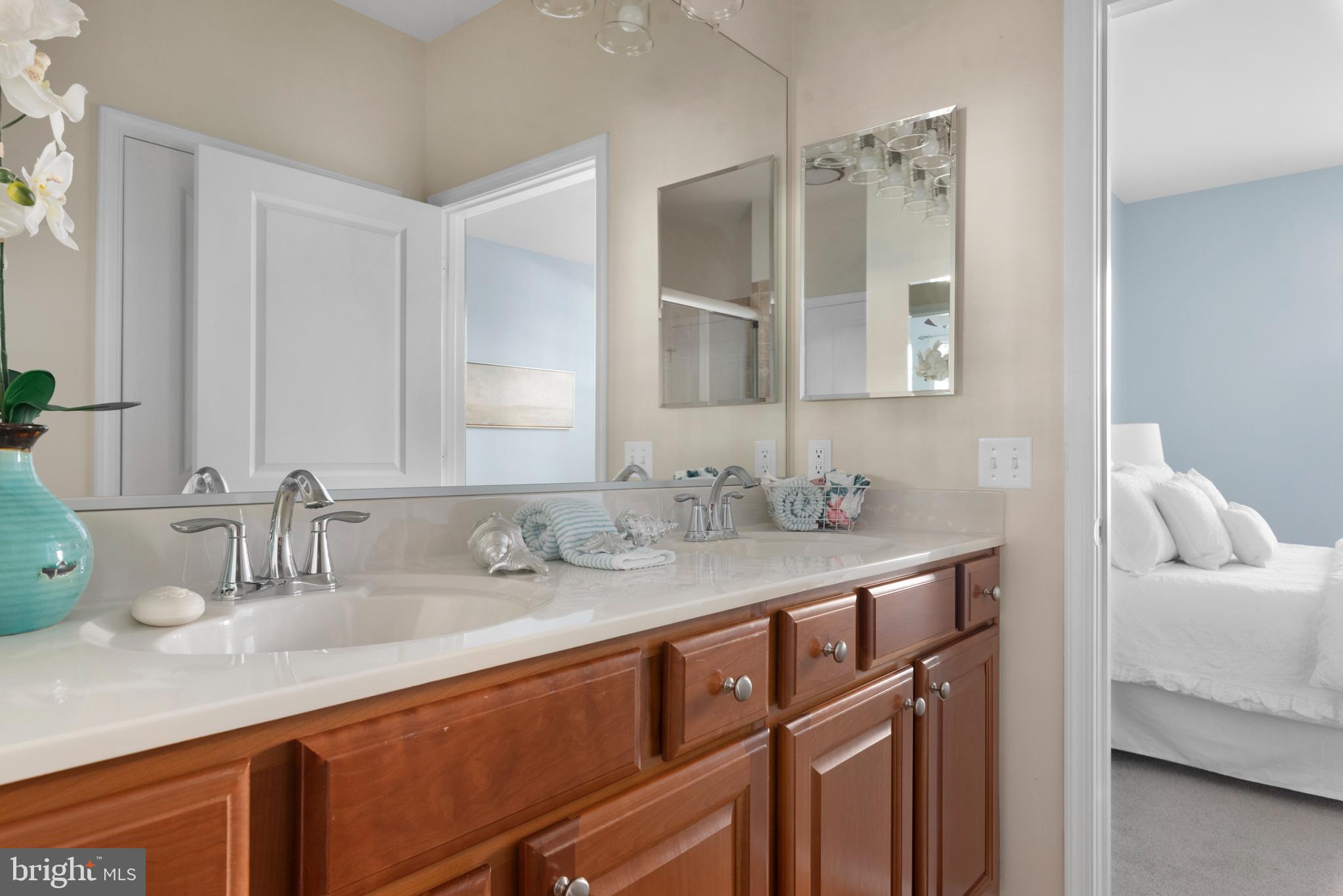 FOUR SEASONS - Residential