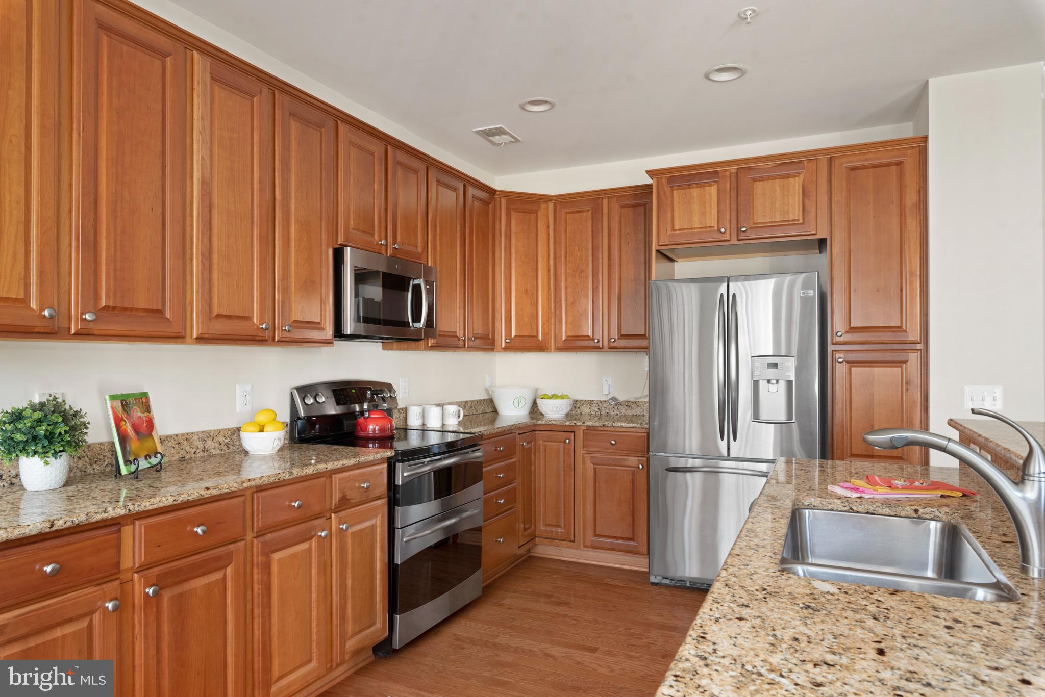 FOUR SEASONS - Residential