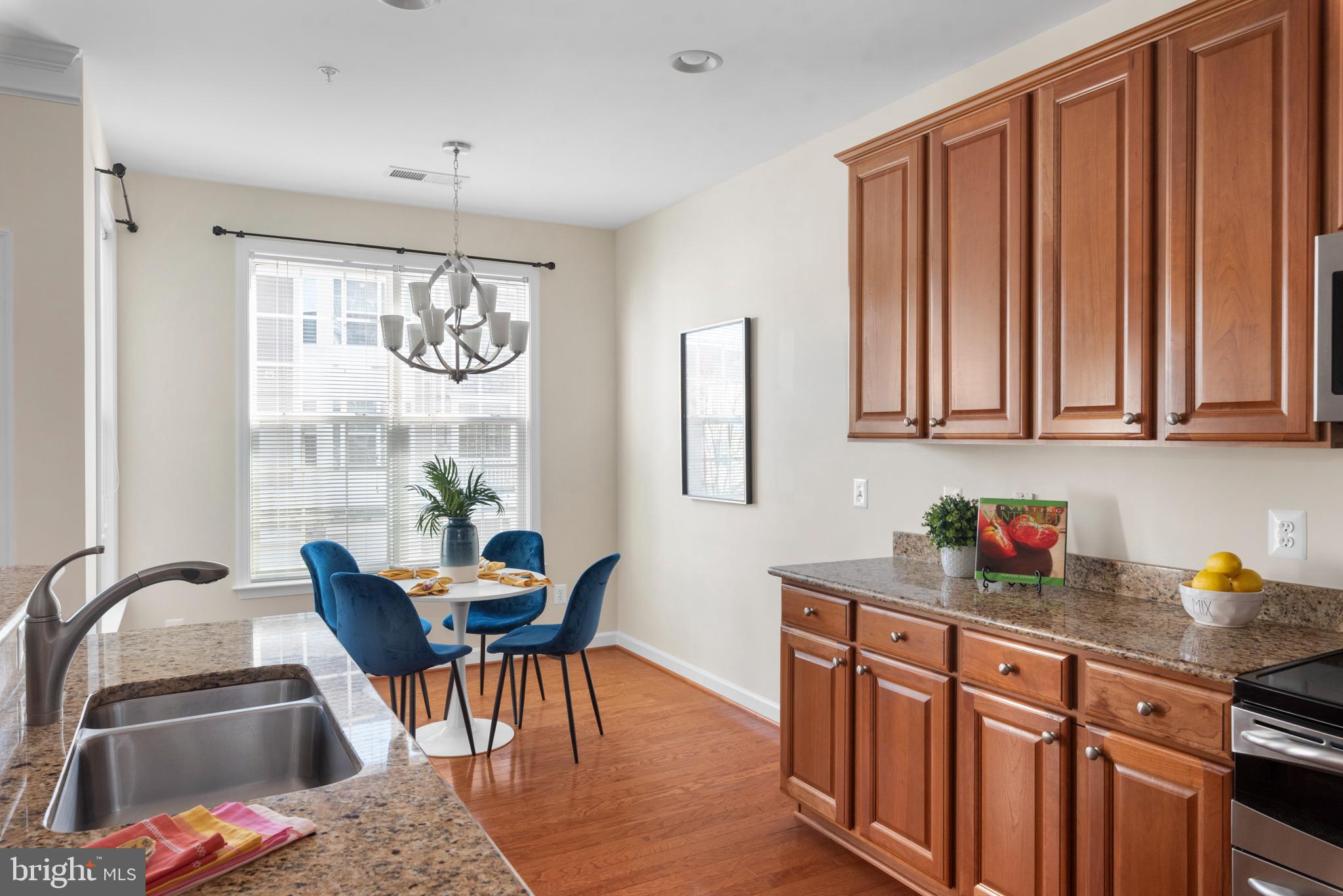 FOUR SEASONS - Residential