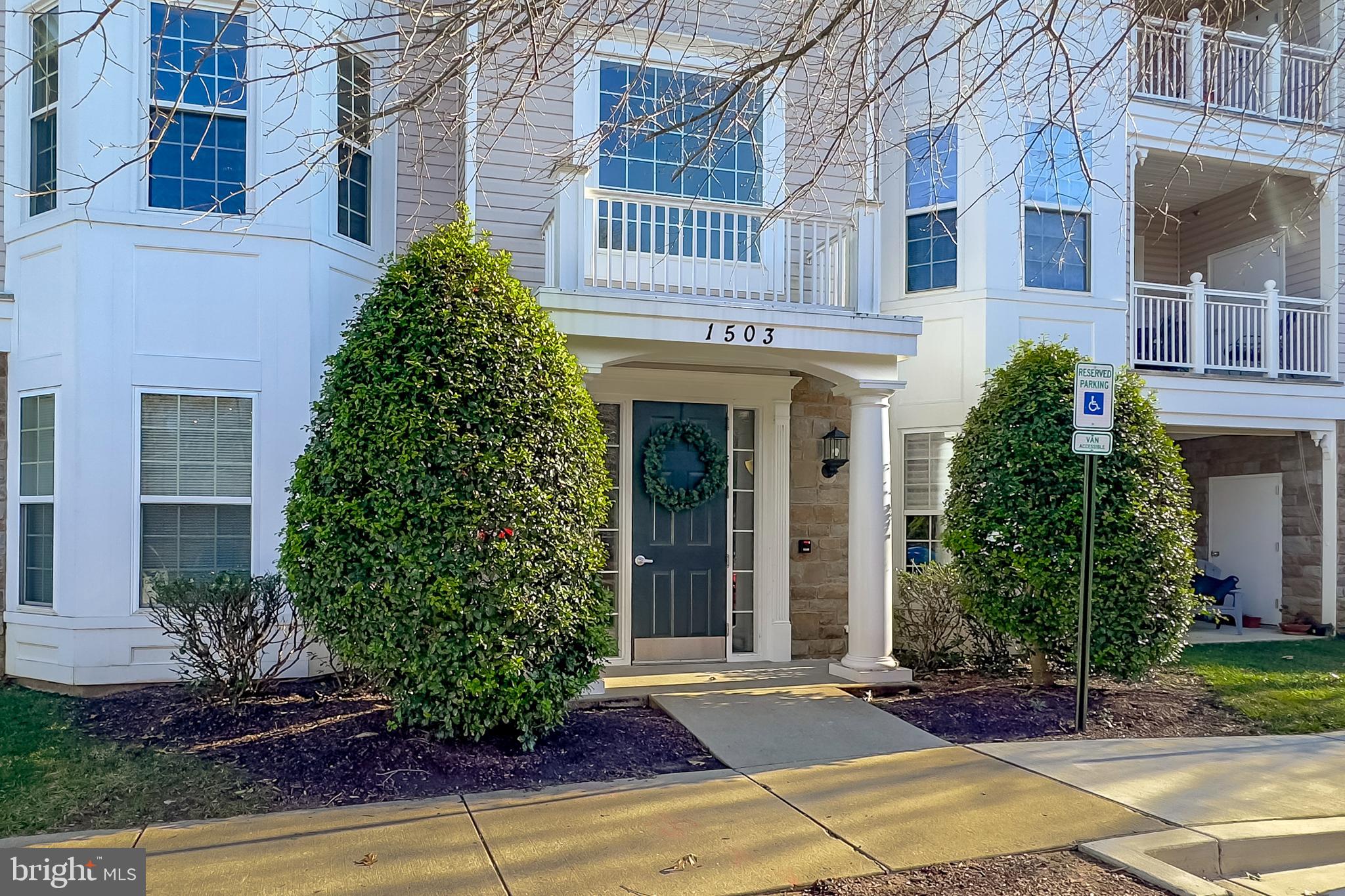 FOUR SEASONS - Residential