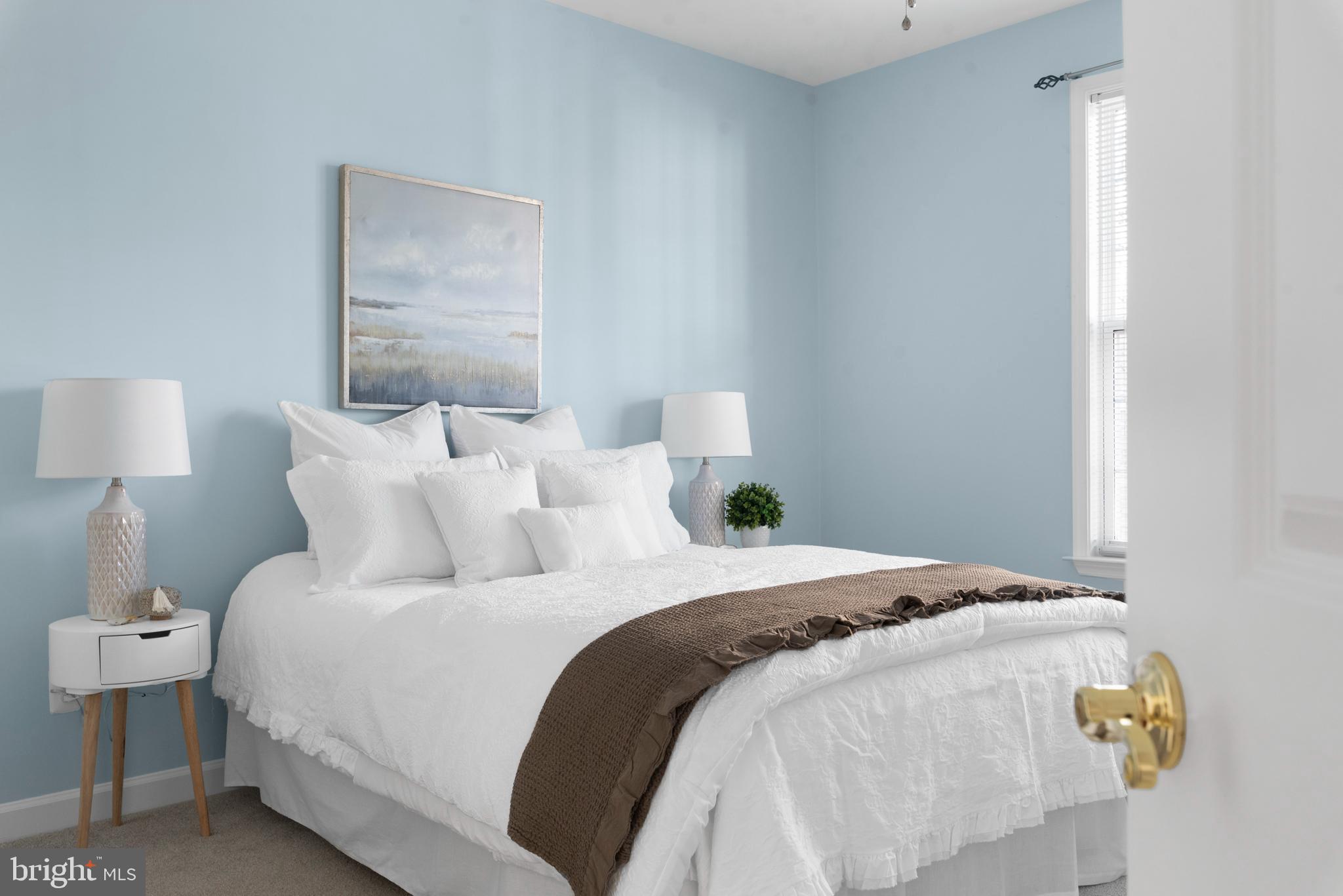 FOUR SEASONS - Residential