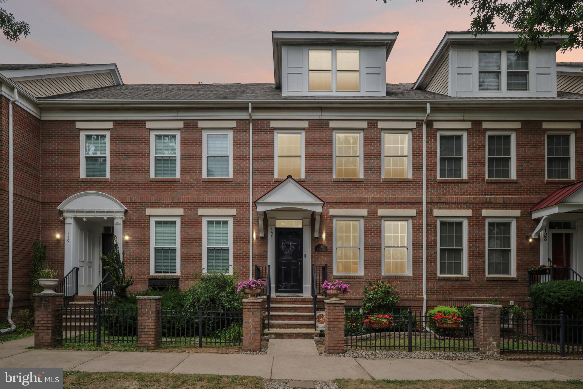 121 HERITAGE STREET