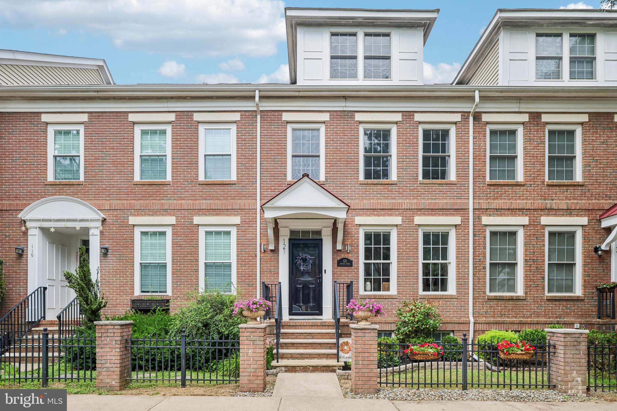 121 HERITAGE STREET