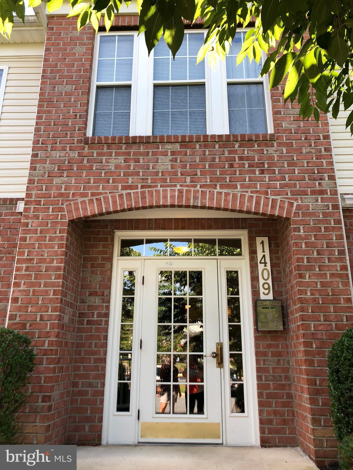 SUPER SIZED TOP FLOOR CONDO (2 FLOOR BLDG)W/1250 SQ FT LIVING SPACE. SOUGHT AFTER FLOOR PLAN W/EAT IN KITCHEN OPEN TO DINING & LIVING ROOM W/CATHEDRAL CEILINGS. LARGE MASTER BEDROOM W/WALK IN CLOSET. SEPARATE LAUNDRY W/WASHER & DRYER & STORAGE. BALCONY OFF KITCHEN. CLUBHOUSE W/POOL, TENNIS COURTS, EXERCISE ROOM. NEW HOT WATER HEATER, NEW WASHER. PAINT AND CARPET WILL MAKE THIS HOME PERFECT!