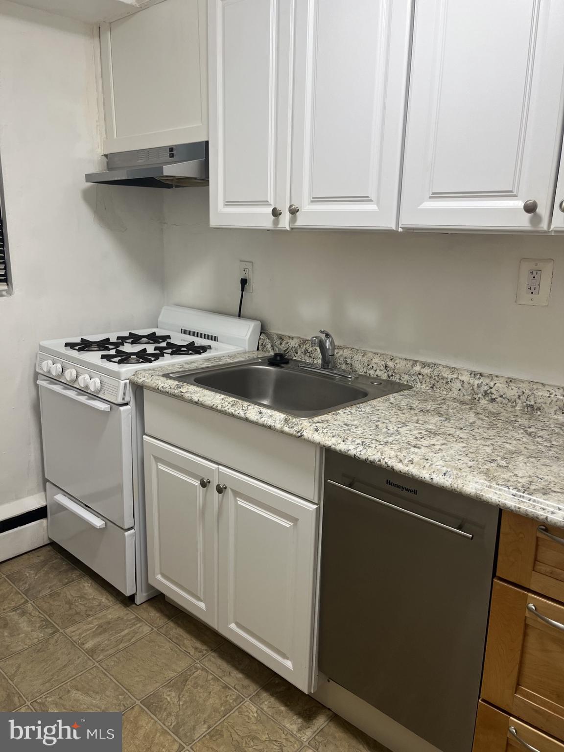 FLOWER AVE PARK - Residential Lease