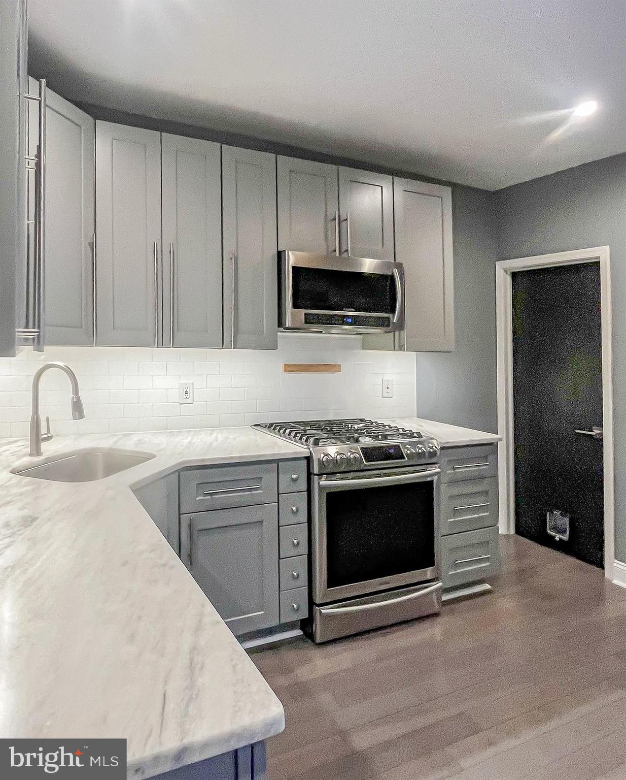 PORT RICHMOND - Residential Lease