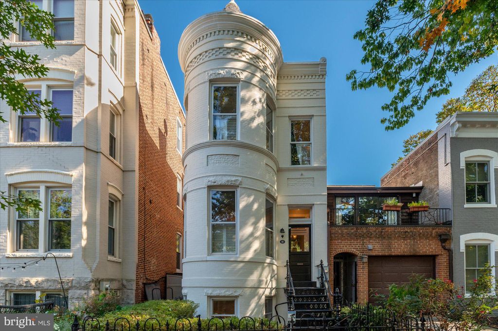 Photo of 10 8th Street SE, WASHINGTON, DC 20003 (MLS # DCDC2228526)