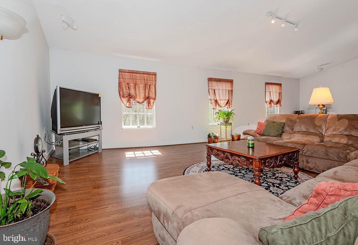 QUEEN ANNE ESTATES - Residential