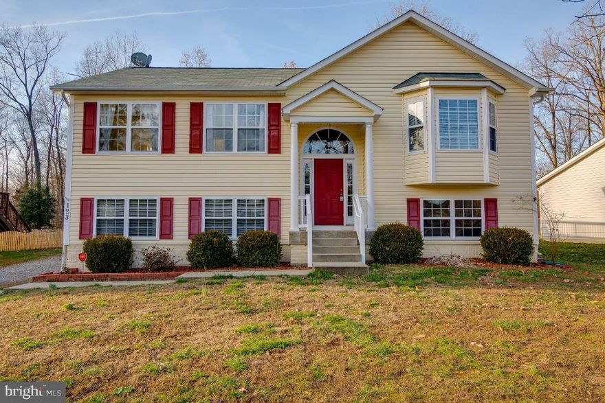 BEAUTIFUL, LARGE SPLIT FOYER HOME WITH A 2 CAR ATTACHED GARAGE ON A .42 ACRE LOT. 4 SPACIOUS BEDROOMS, 3 FULL BATHS, LARGE KITCHEN WITH BREAKFAST BAR, STAINLESS STEEL APPLIANCES, HARDWOOD FLOORS, GAS FIREPLACE, CATHEDRAL CEILINGS, MASTER BEDROOM WITH SEPARATE SITTING ROOM/OFFICE/OR TV ROOM, MASTER BATH WITH SEPARATE SHOWER AND JACUZZI TUB WITH JETS, FULLY FINISHED BASEMENT WITH RECREATION ROOM, DECK, AND A LARGE FULLY FENCED IN BACKYARD. ( Potential to be a 5 bedroom home if a wall is added between master sitting room and master bedroom).  PLEASE CLICK VIDEO FOR A VIDEO TOUR.