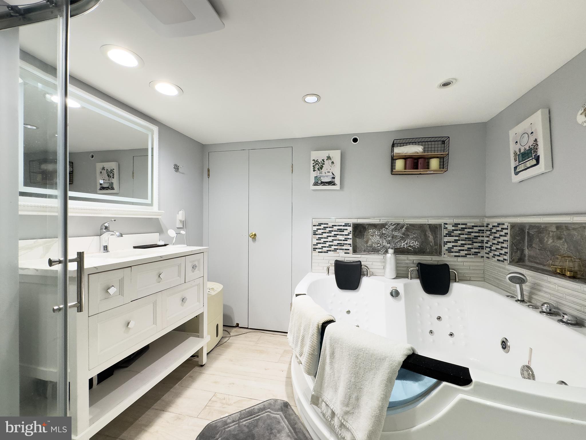 COLMAR MANOR - Residential