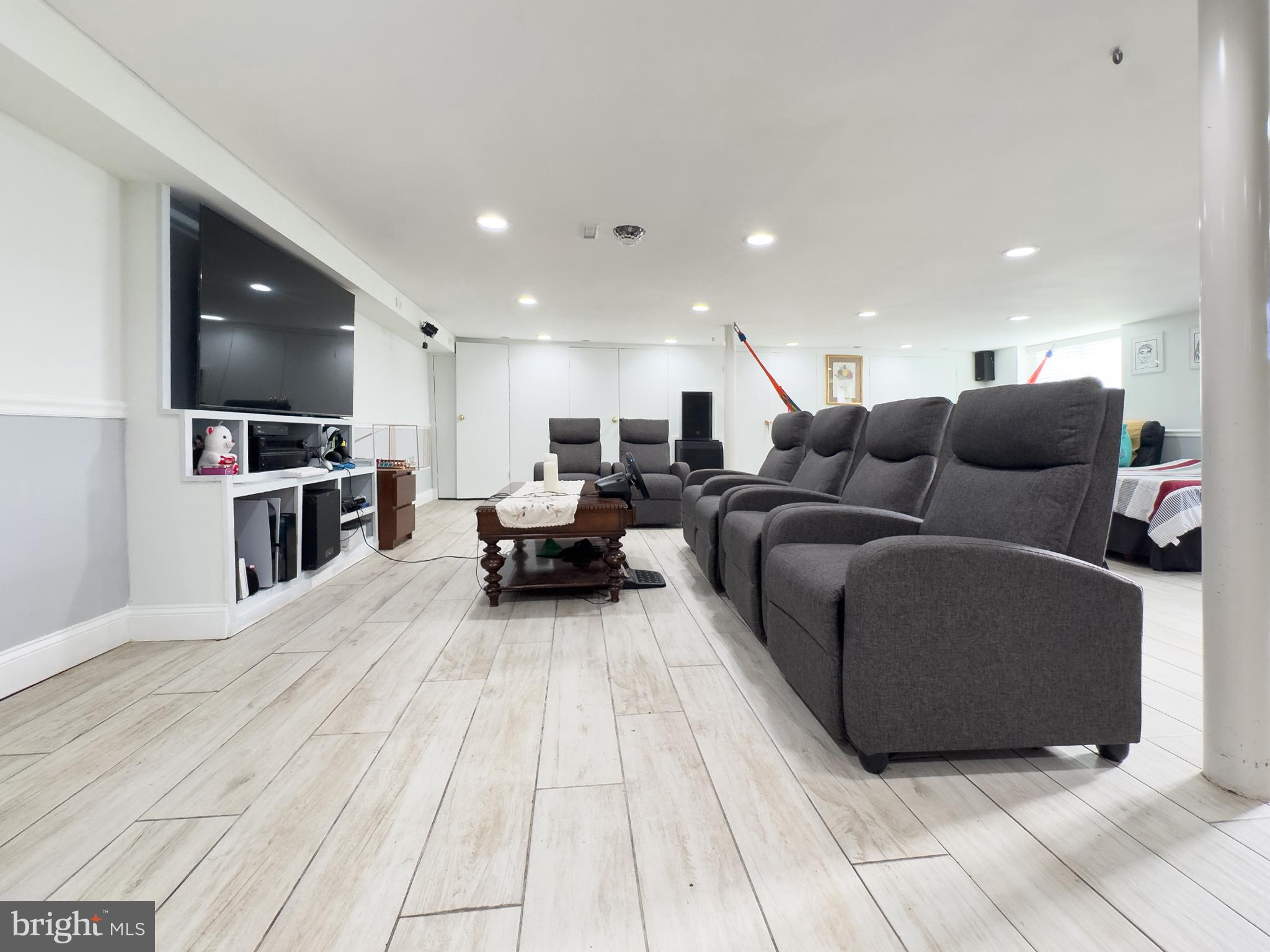 COLMAR MANOR - Residential