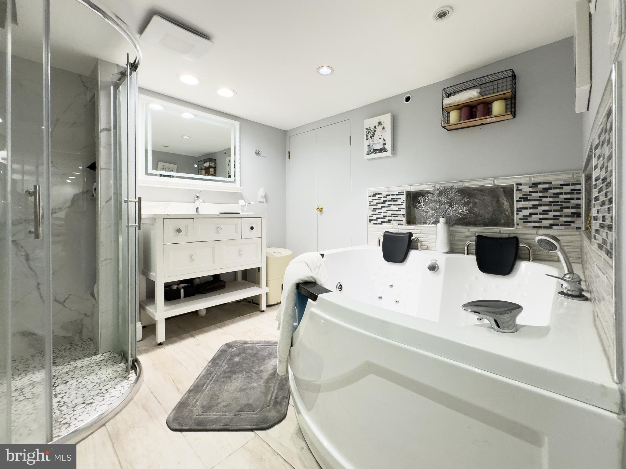 COLMAR MANOR - Residential