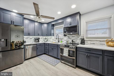 2 RED MAPLE LANE LEVITTOWN PA 19055