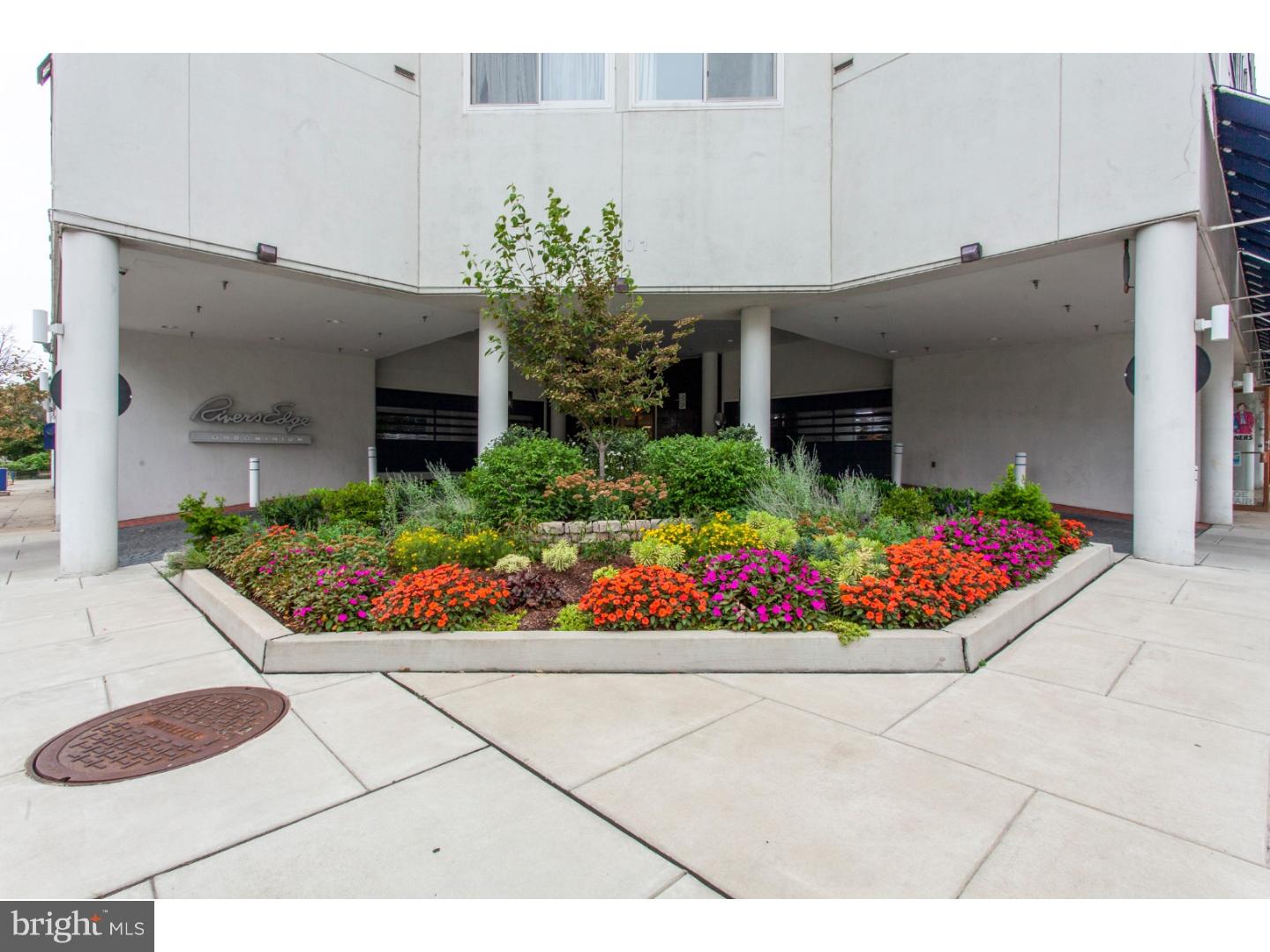 LOGAN SQUARE - Residential