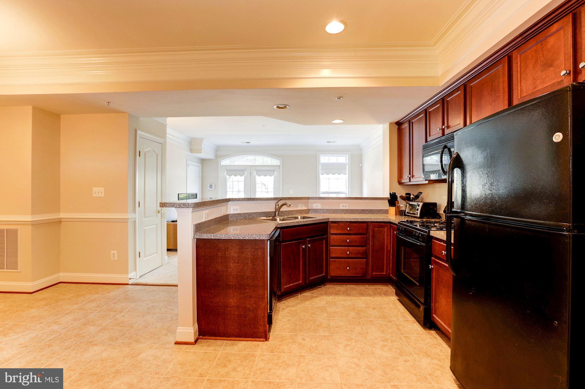 HAMPTON SQUARE CONDOMINIUMS - Residential