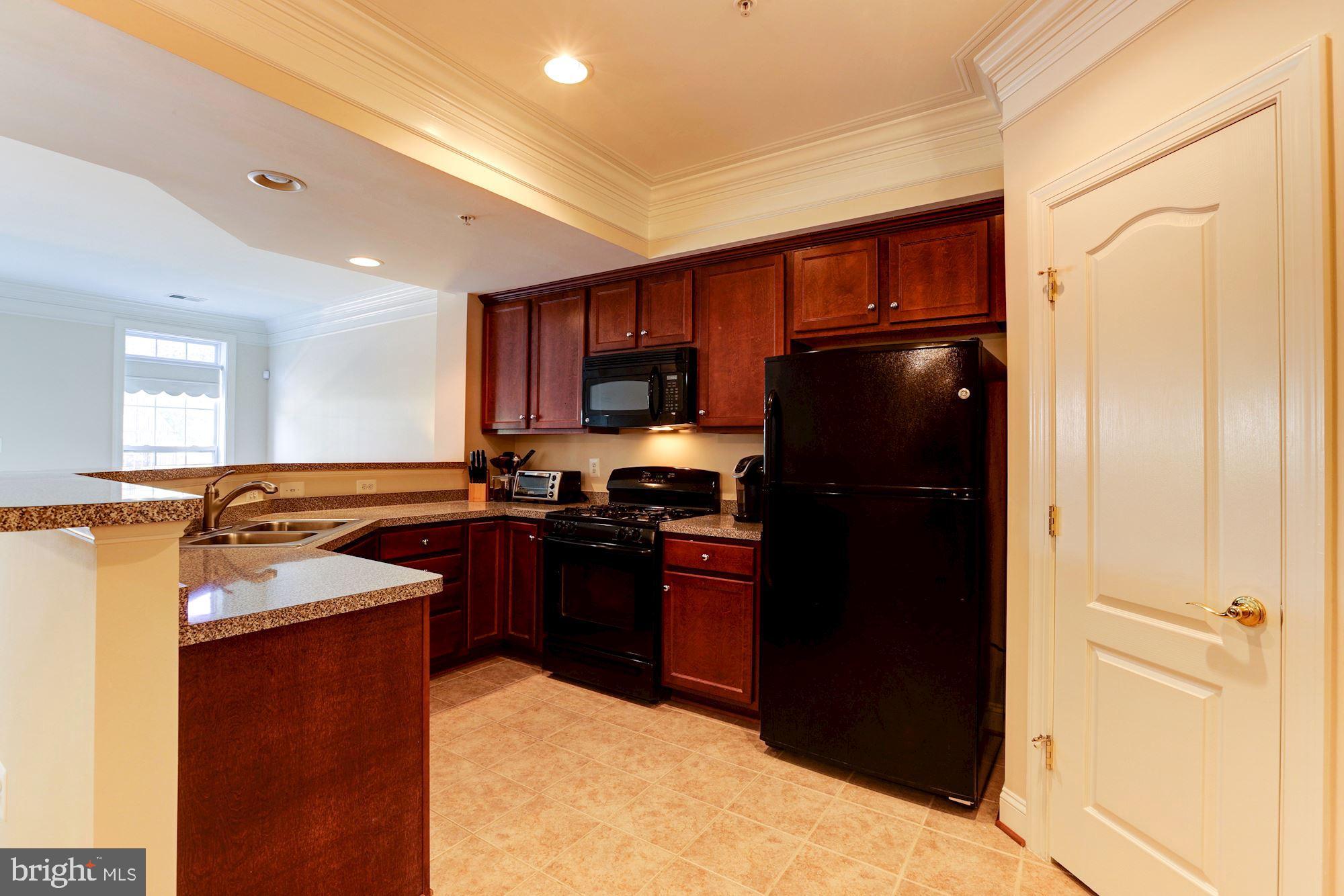 HAMPTON SQUARE CONDOMINIUMS - Residential