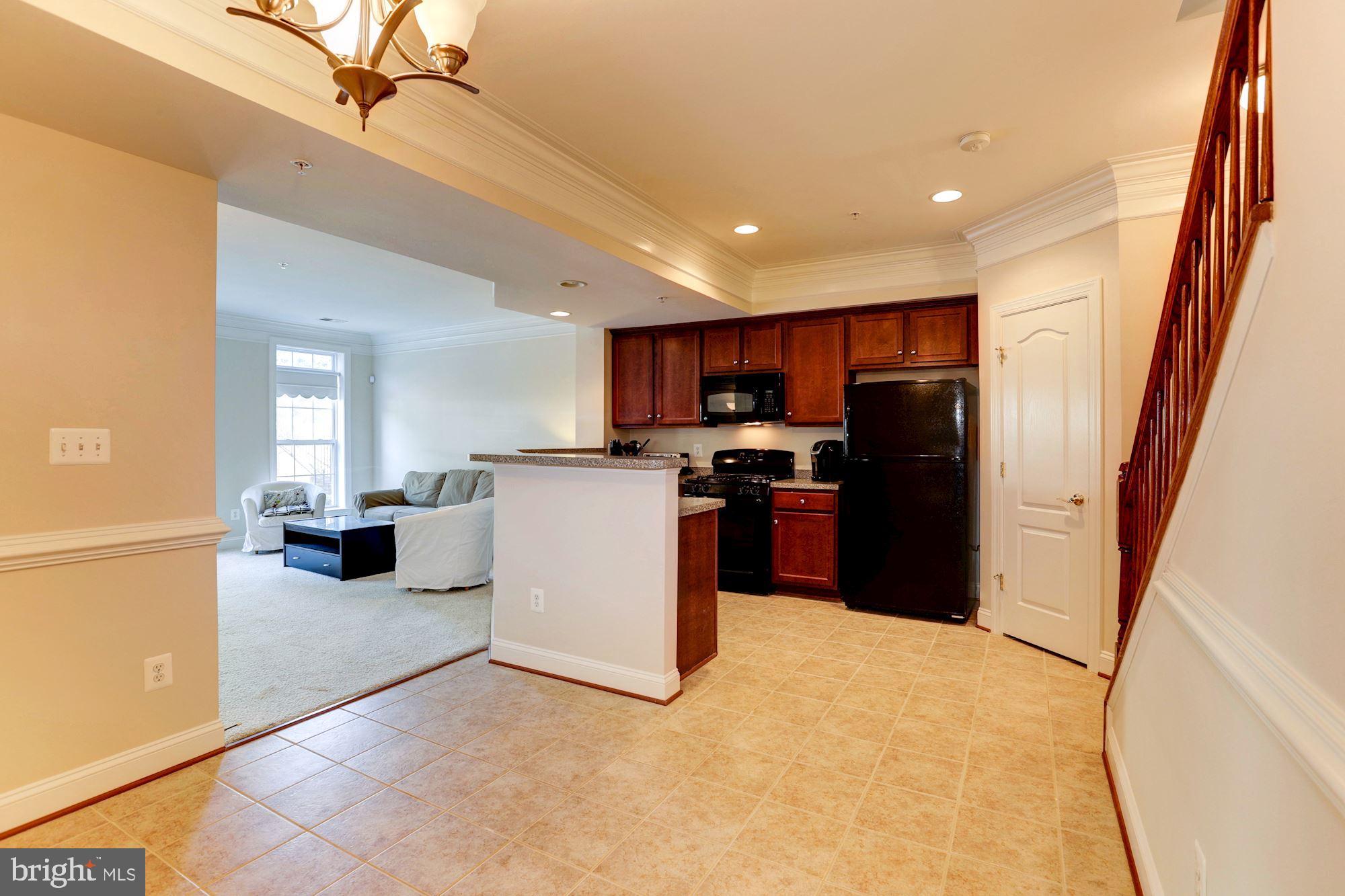 HAMPTON SQUARE CONDOMINIUMS - Residential