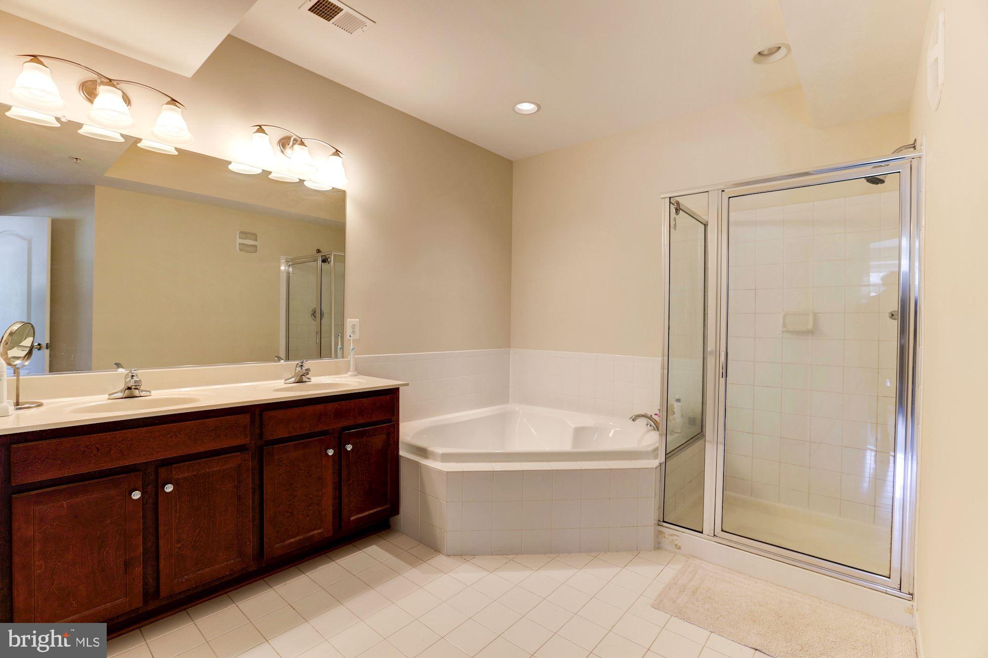 HAMPTON SQUARE CONDOMINIUMS - Residential