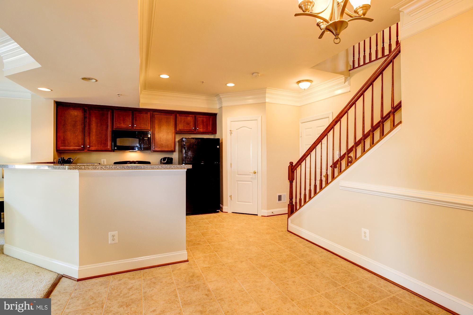 HAMPTON SQUARE CONDOMINIUMS - Residential