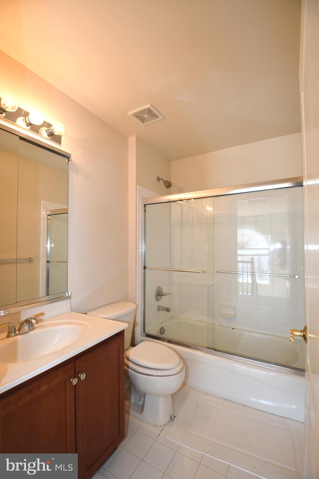 LOUDOUN VALLEY ESTATES - Residential Lease