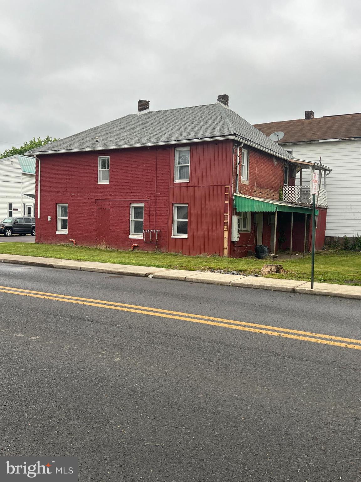 Main image without alt text