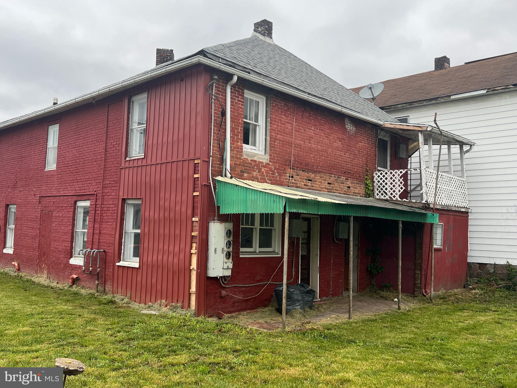 Main image without alt text